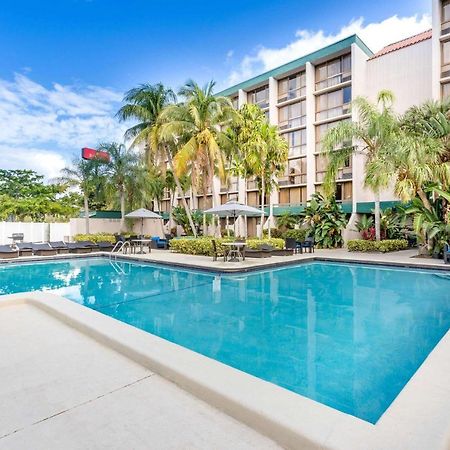 Ramada By Wyndham West Palm Beach Airport Exterior photo