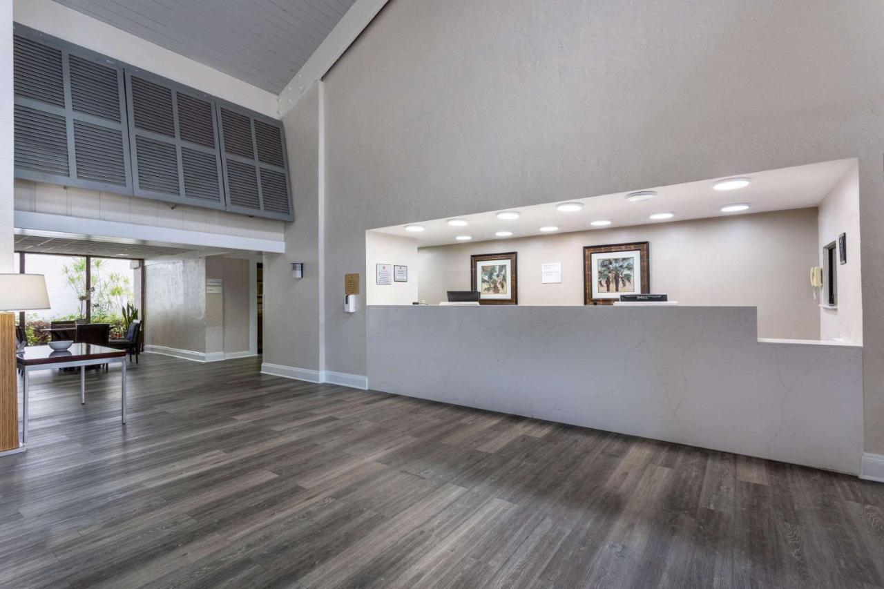 Ramada By Wyndham West Palm Beach Airport Exterior photo