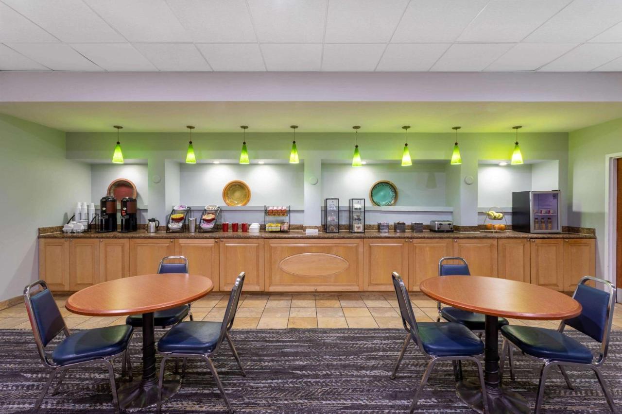Ramada By Wyndham West Palm Beach Airport Exterior photo