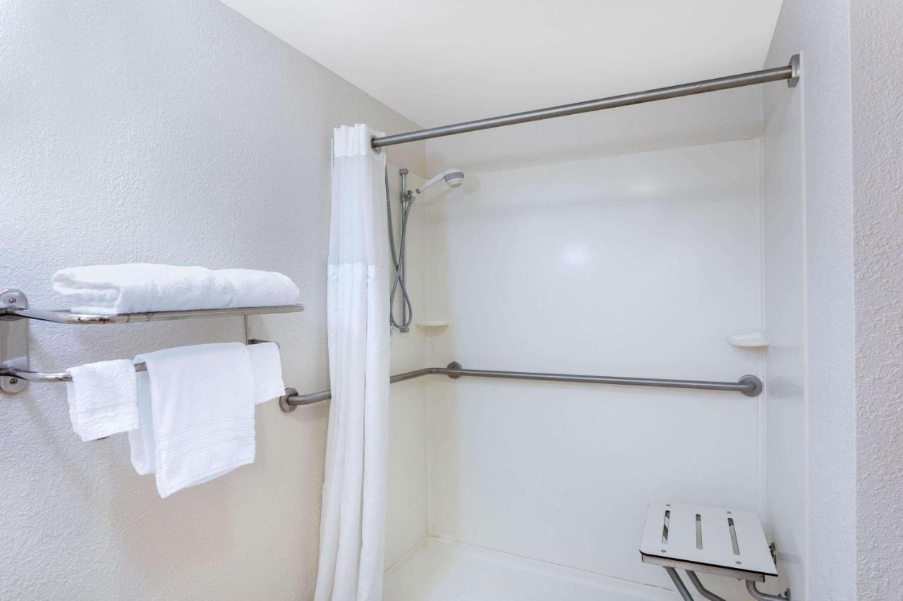 Ramada By Wyndham West Palm Beach Airport Exterior photo