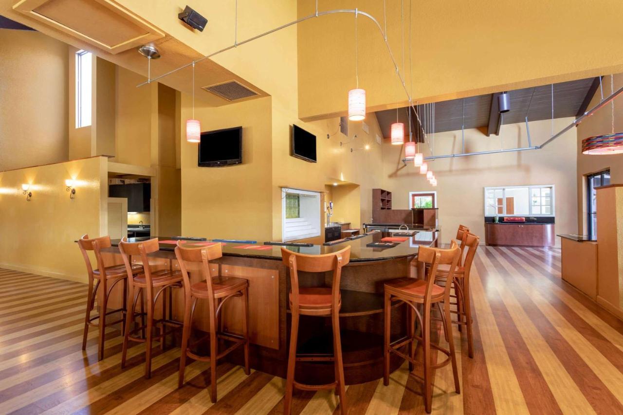 Ramada By Wyndham West Palm Beach Airport Exterior photo