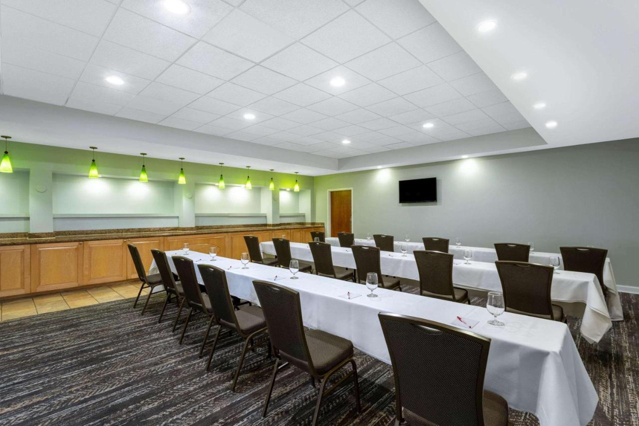 Ramada By Wyndham West Palm Beach Airport Exterior photo
