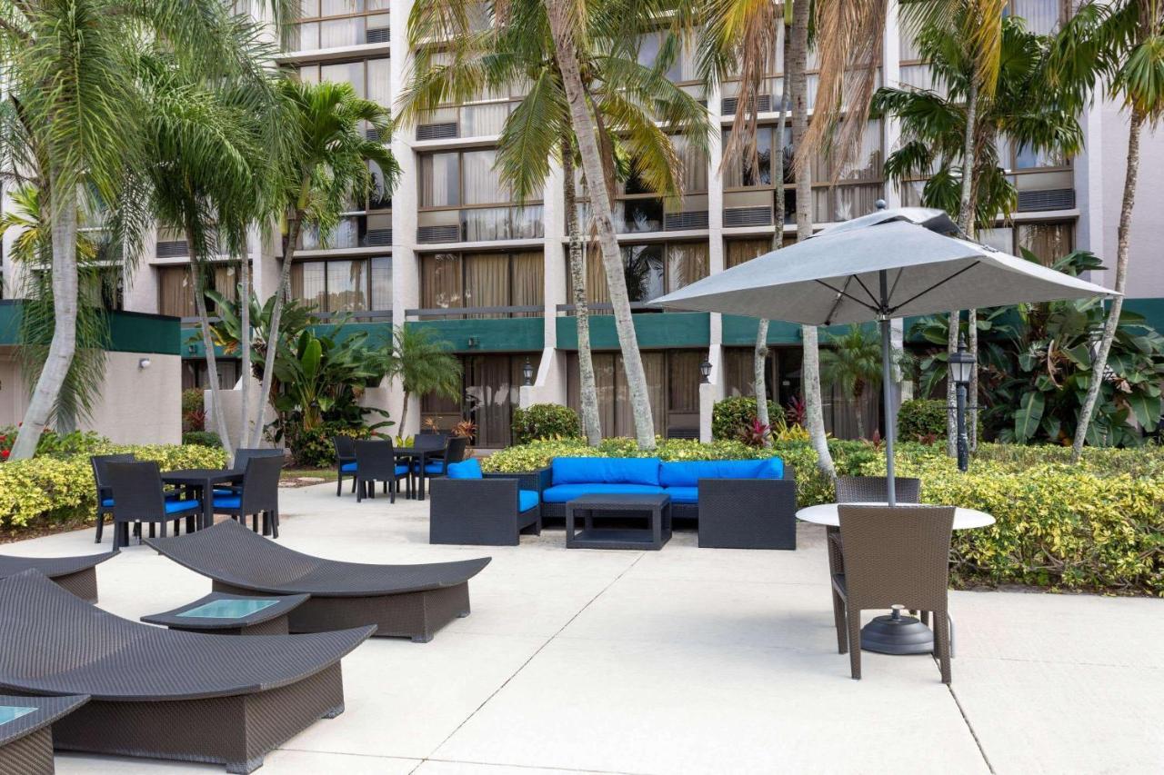 Ramada By Wyndham West Palm Beach Airport Exterior photo