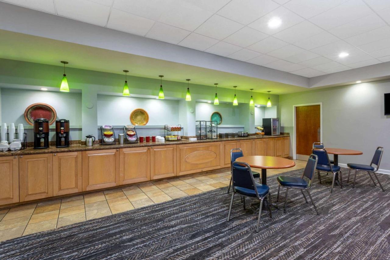 Ramada By Wyndham West Palm Beach Airport Exterior photo