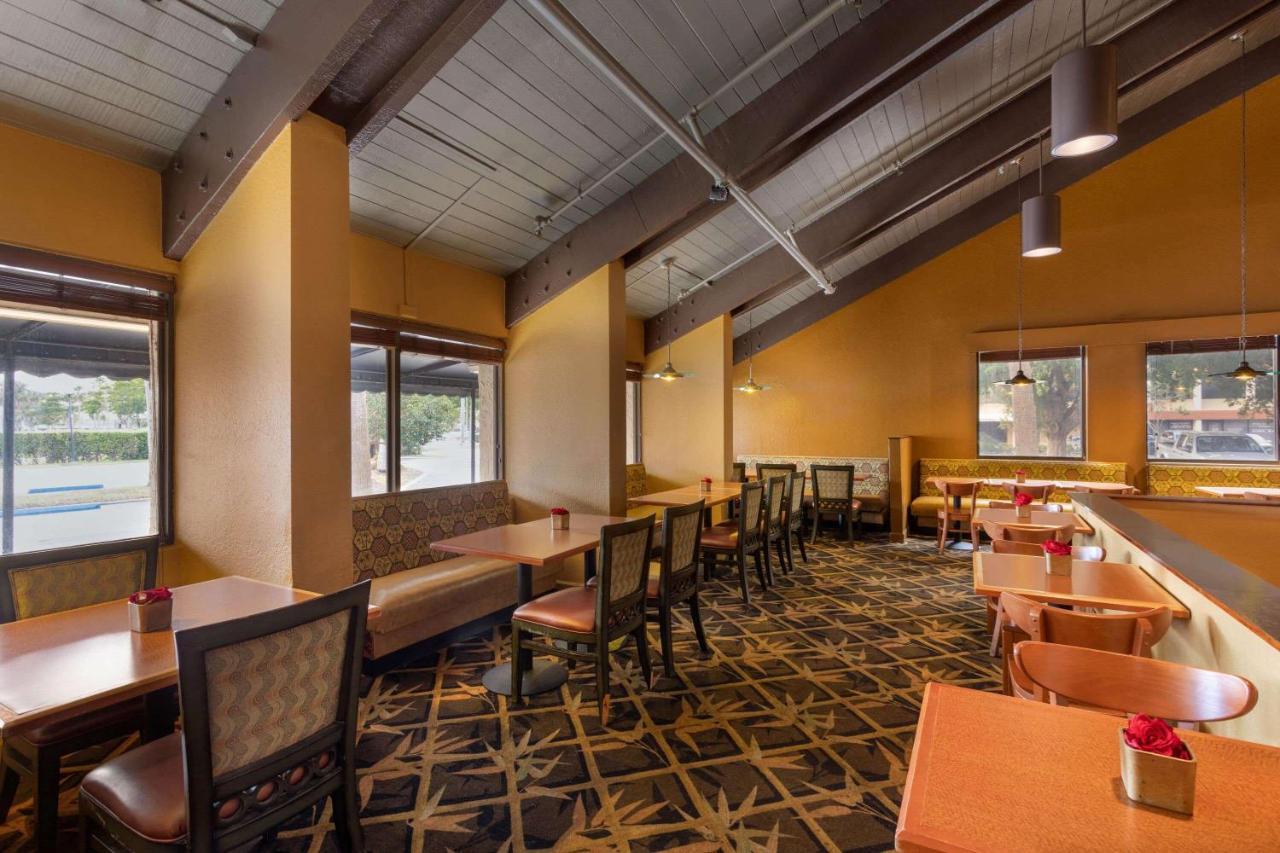 Ramada By Wyndham West Palm Beach Airport Exterior photo