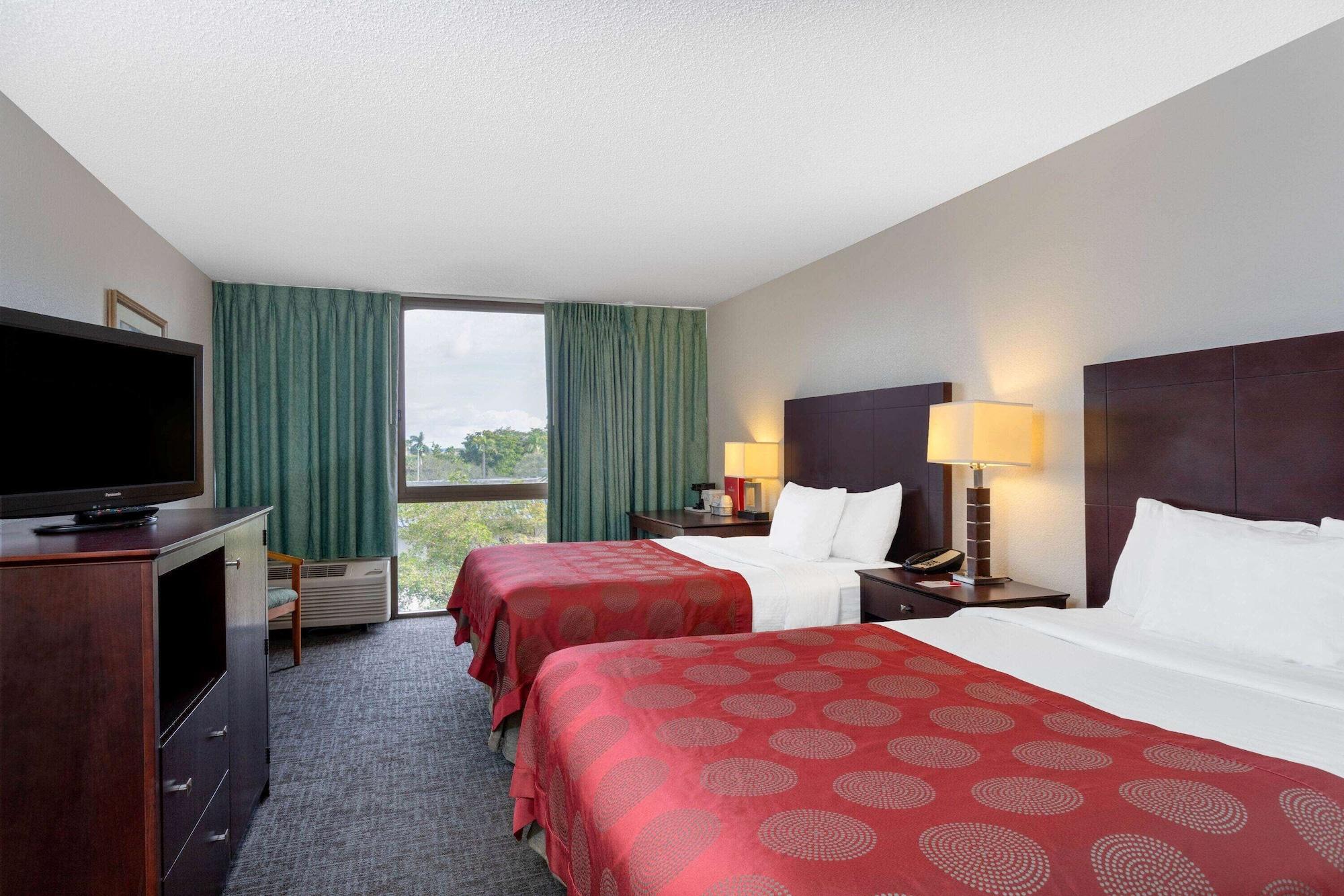 Ramada By Wyndham West Palm Beach Airport Exterior photo