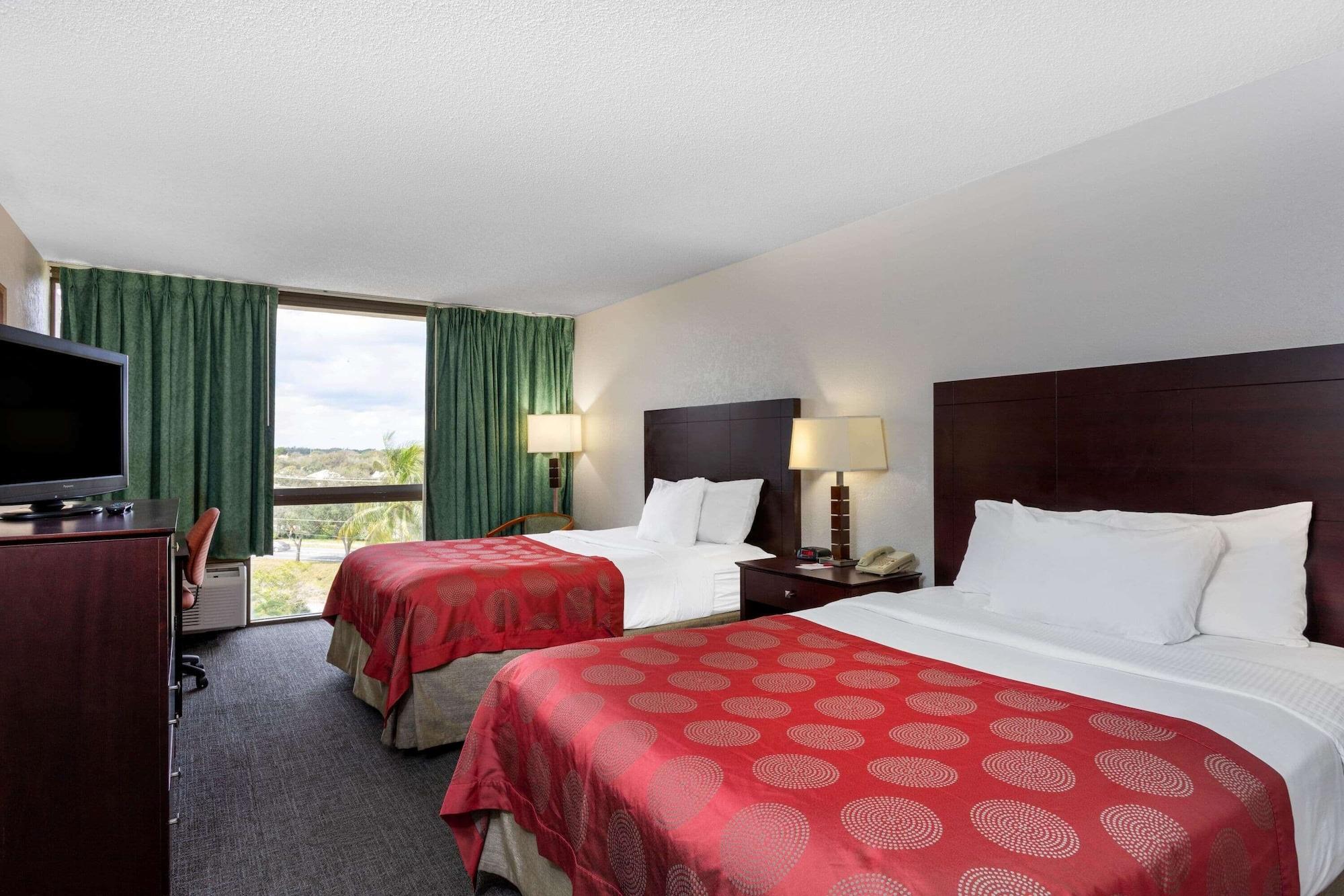 Ramada By Wyndham West Palm Beach Airport Exterior photo