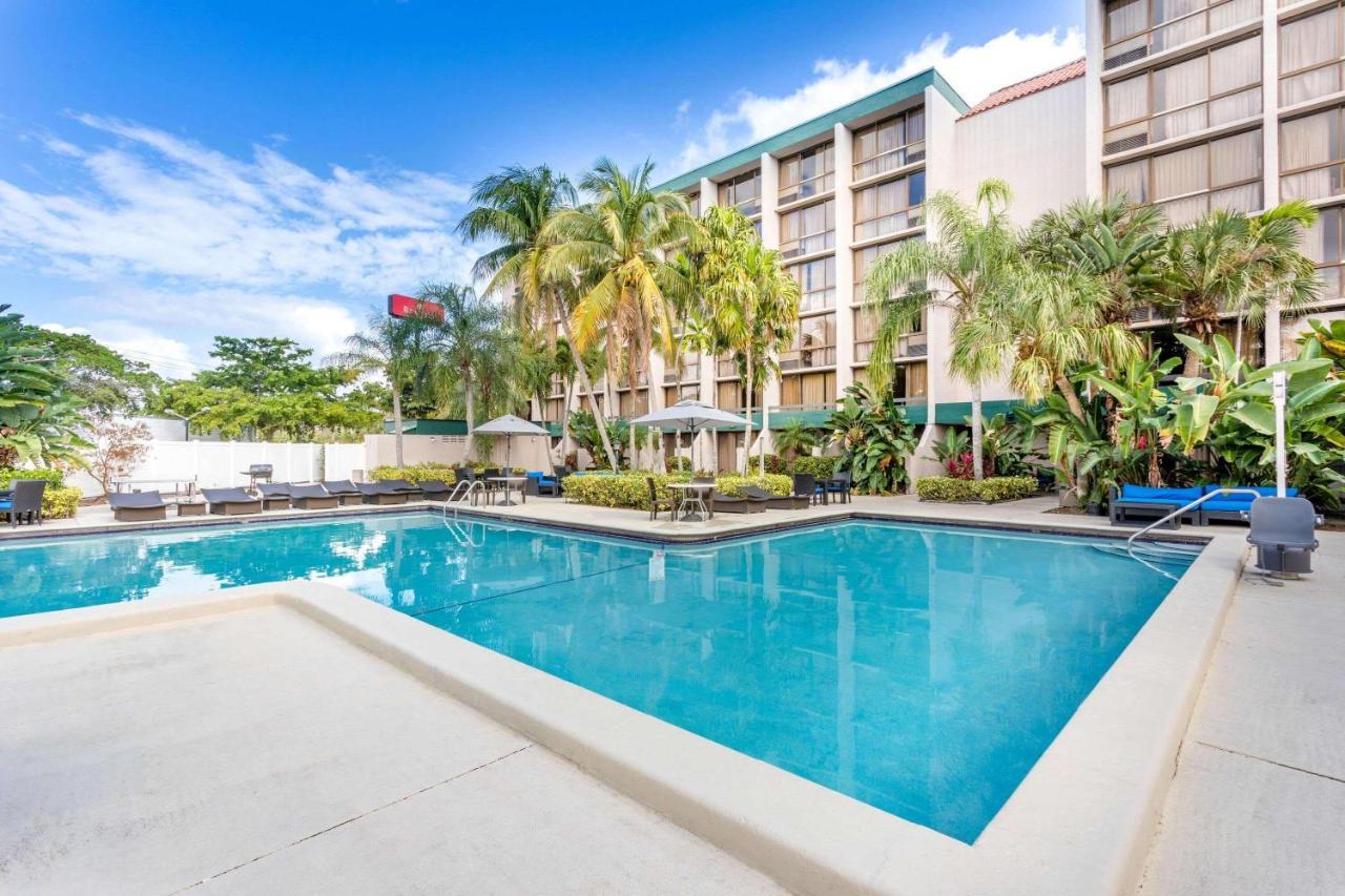 Ramada By Wyndham West Palm Beach Airport Exterior photo