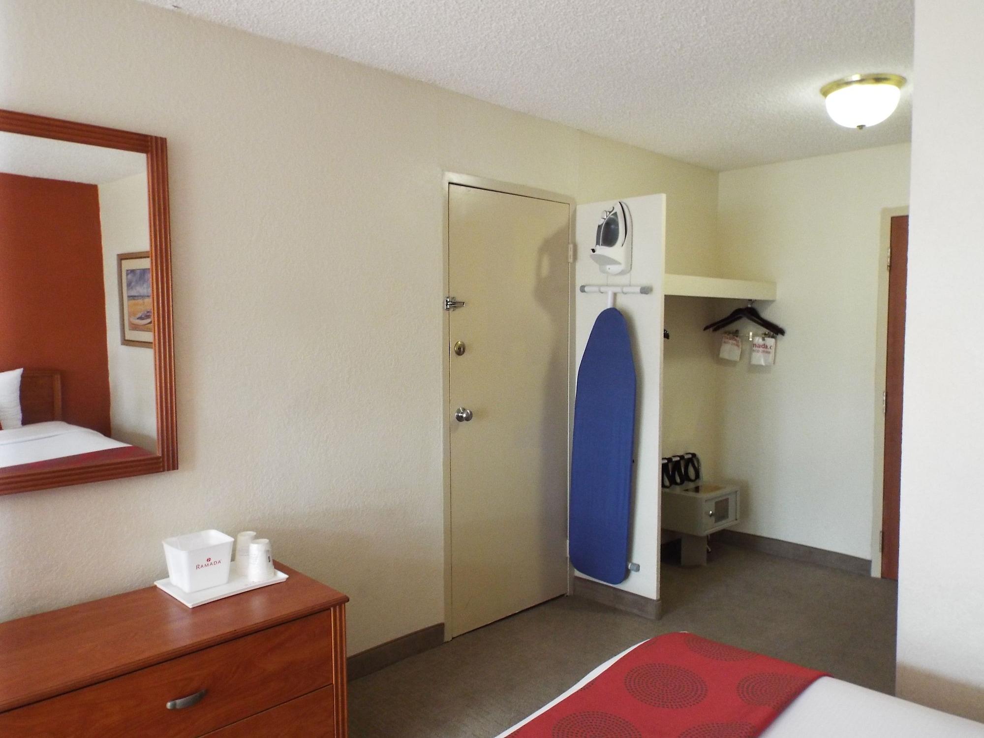 Ramada By Wyndham West Palm Beach Airport Exterior photo
