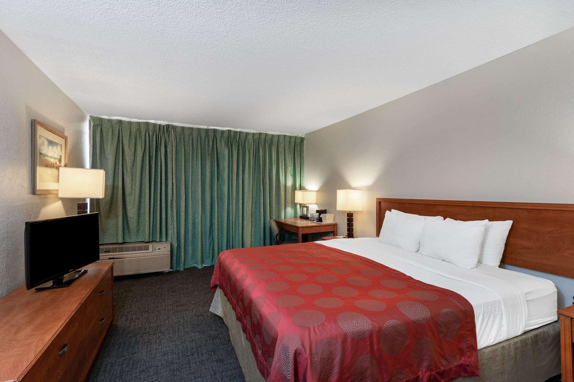 Ramada By Wyndham West Palm Beach Airport Exterior photo