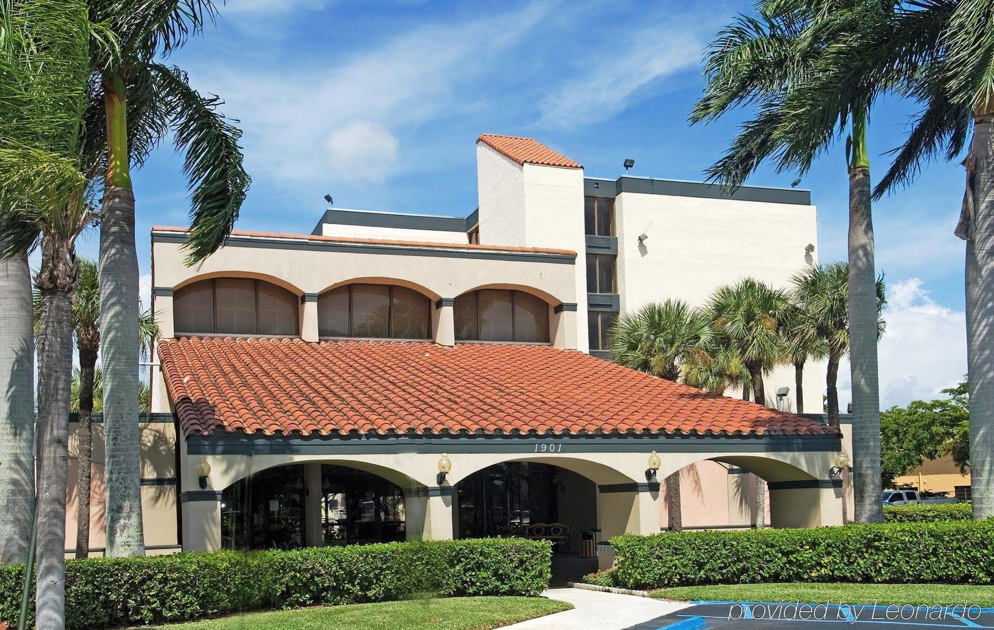 Ramada By Wyndham West Palm Beach Airport Exterior photo