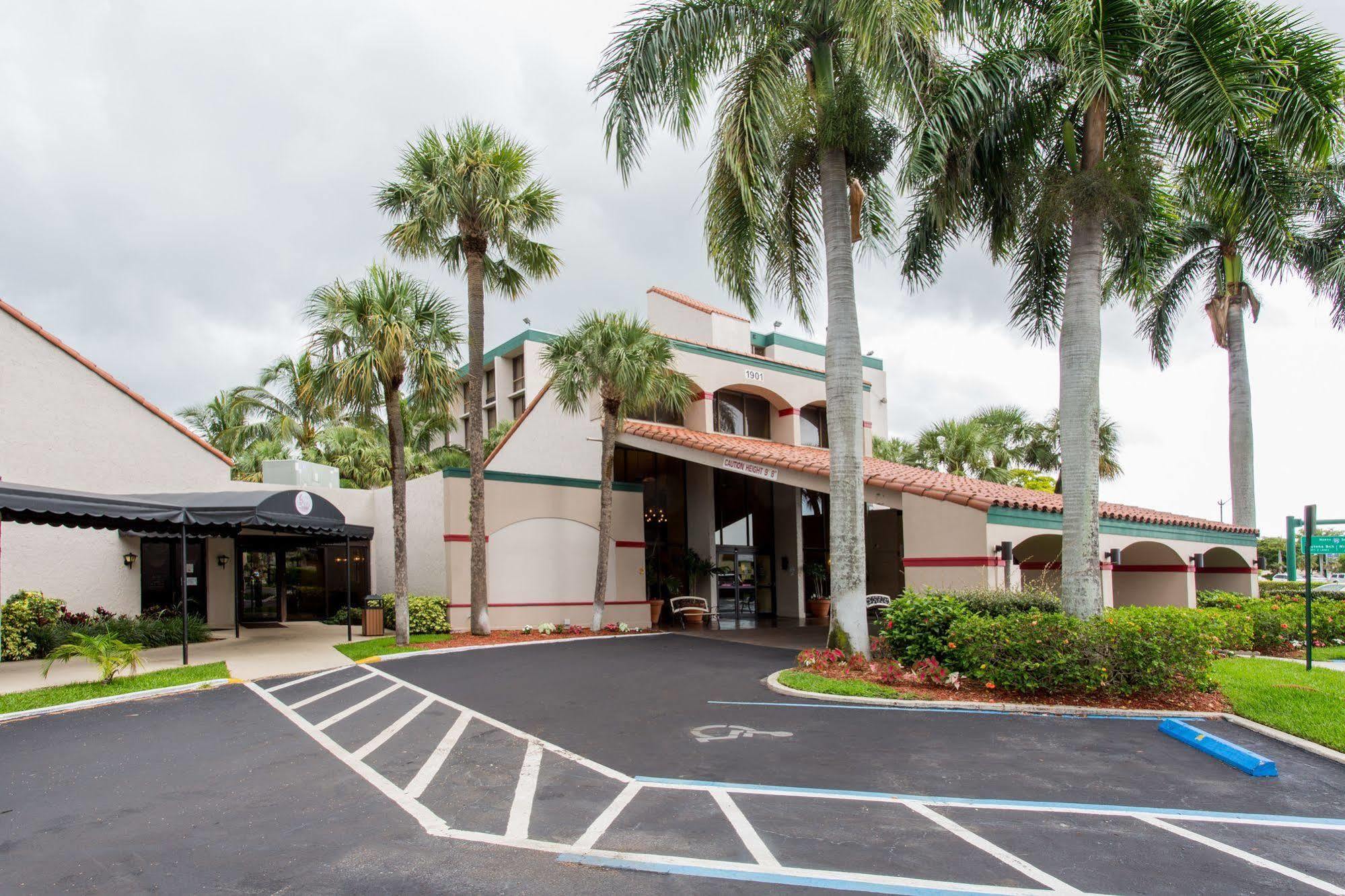 Ramada By Wyndham West Palm Beach Airport Exterior photo