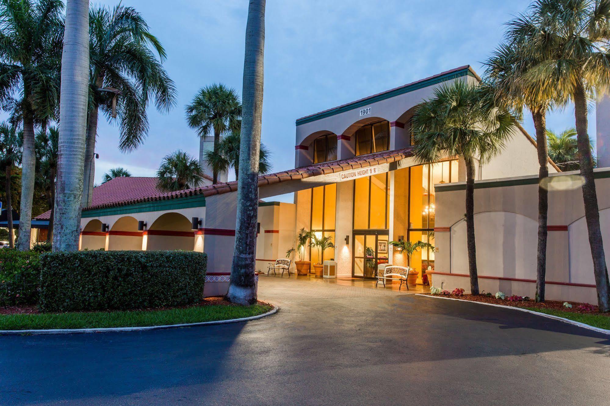 Ramada By Wyndham West Palm Beach Airport Exterior photo