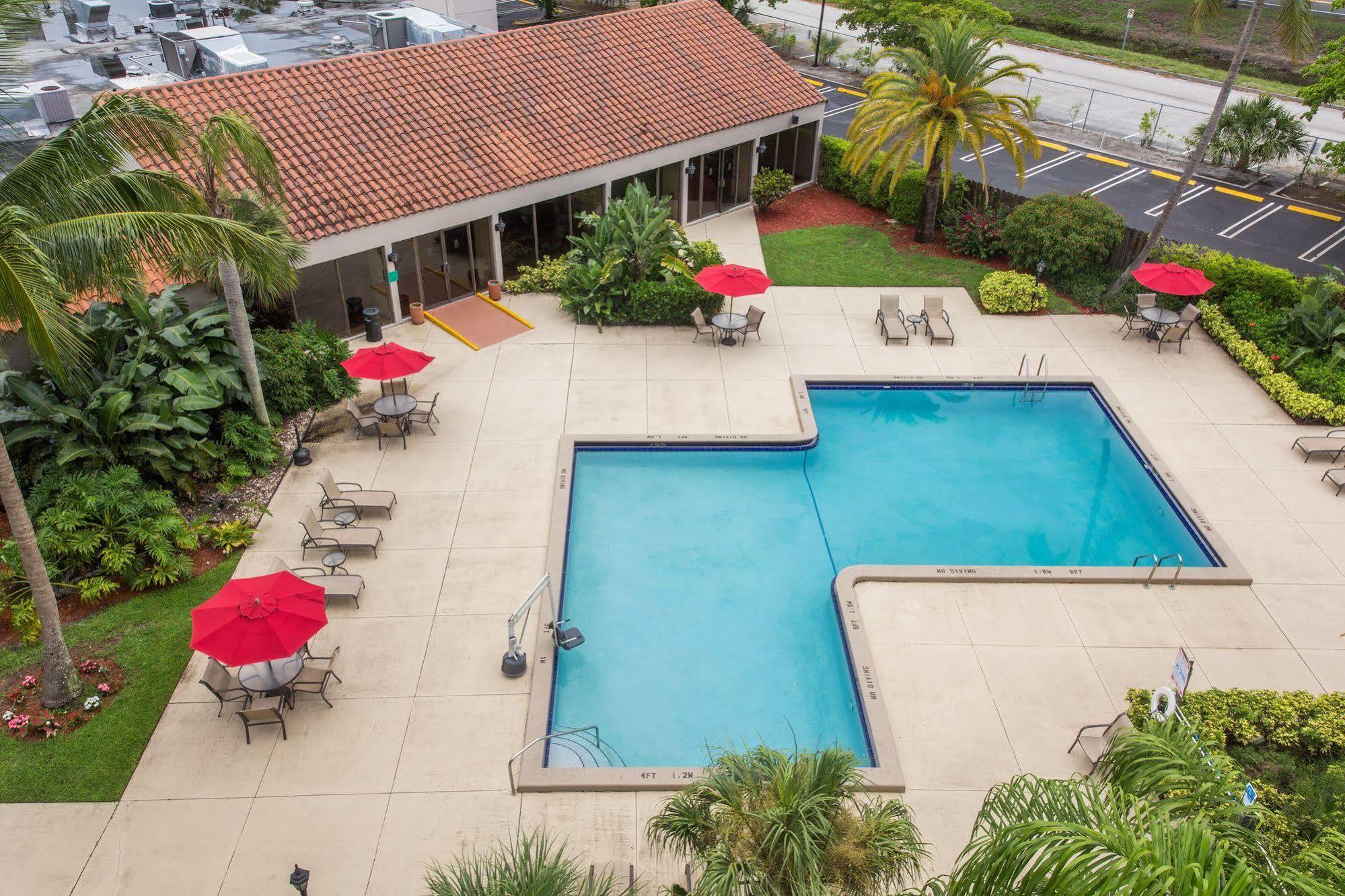 Ramada By Wyndham West Palm Beach Airport Exterior photo